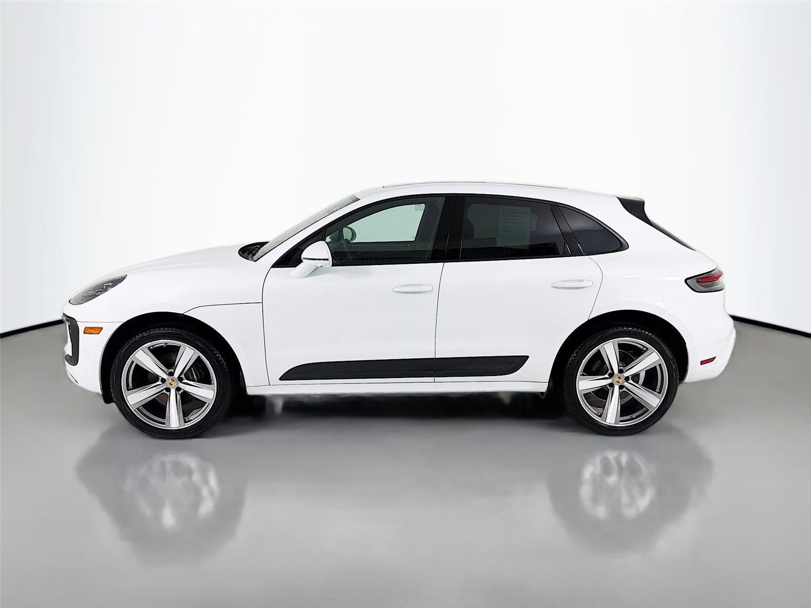 Certified 2025 Porsche Macan AWD/4WD image 2