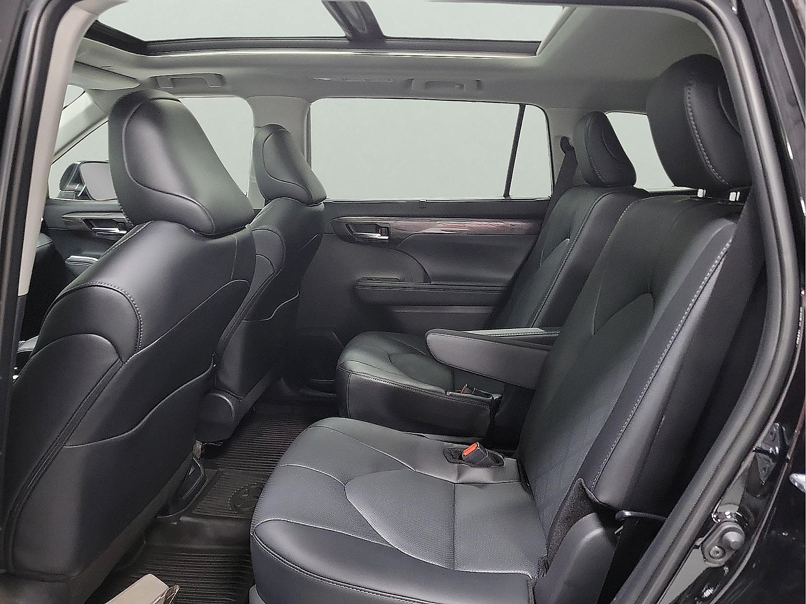 Certified 2026 Toyota Highlander Platinum AWD/4WD image 9
