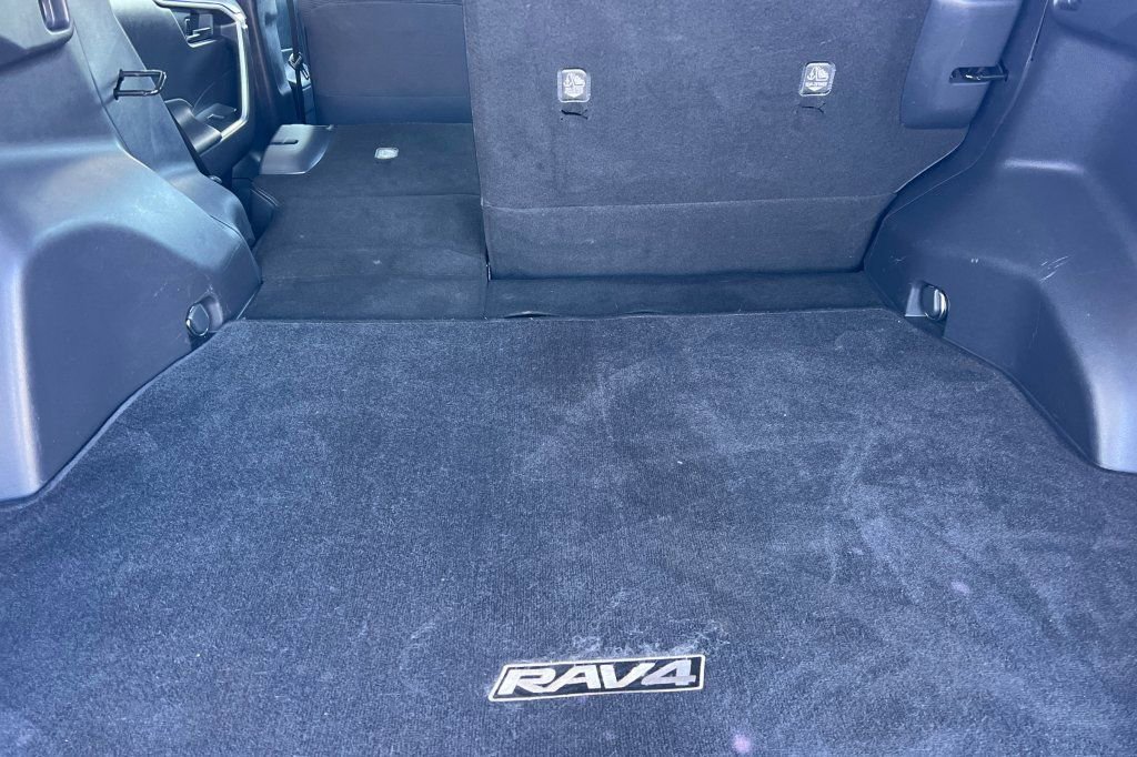 Used 2020 Toyota RAV4 LE w/ Carpet Mat Package AWD/4WD image 12