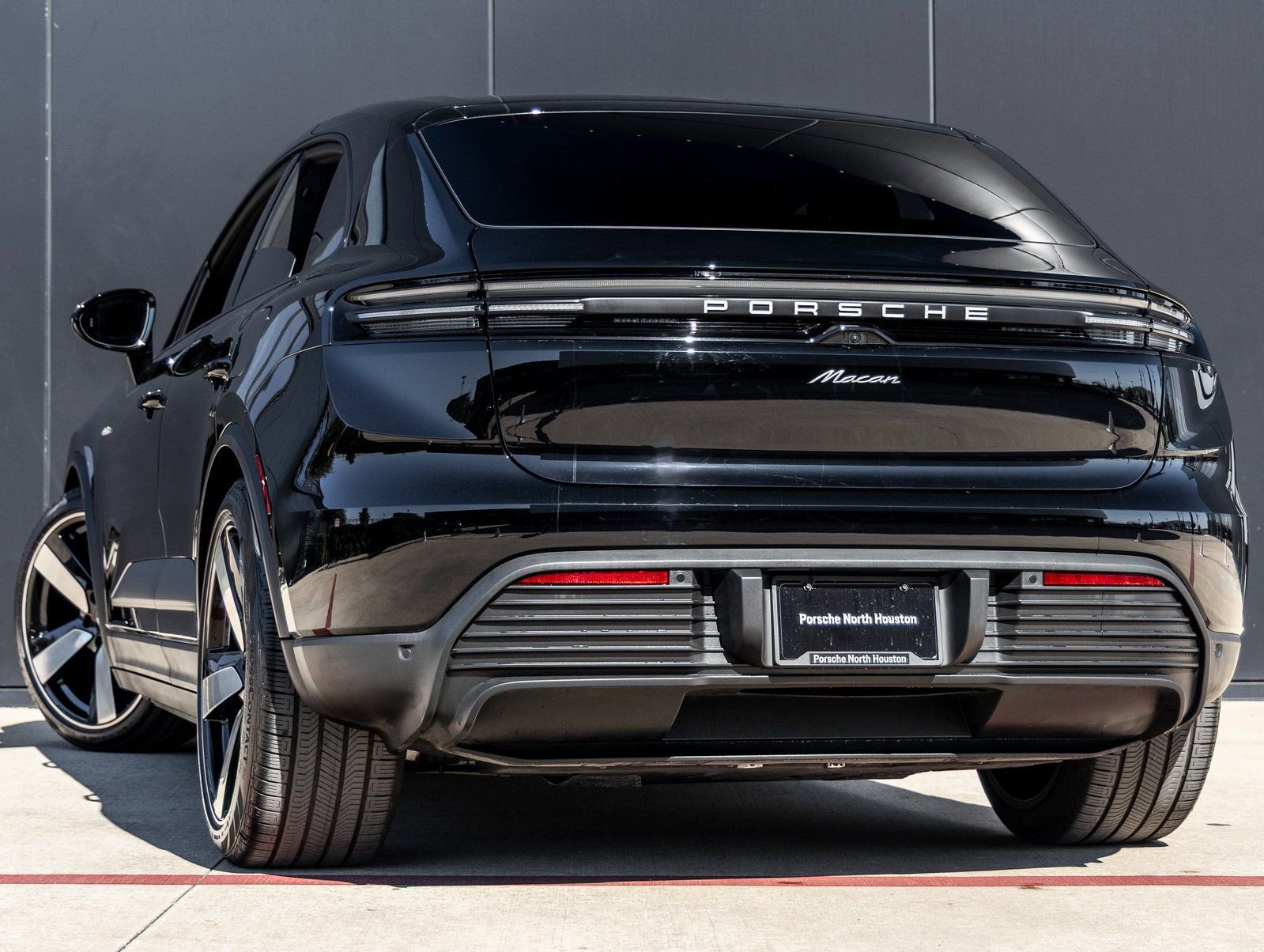 Certified 2025 Porsche Macan Electric image 3