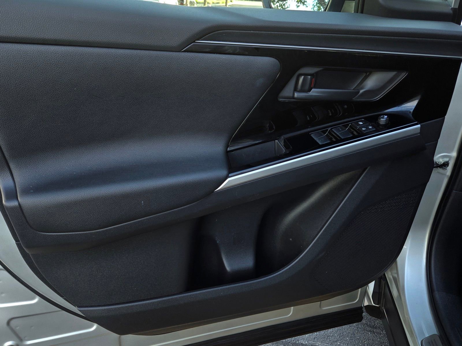 Used 2024 Toyota bZ4X Limited image 9