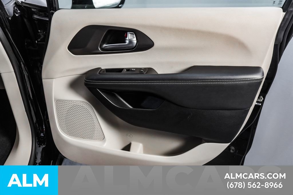 Used 2024 Chrysler Pacifica Select image 43