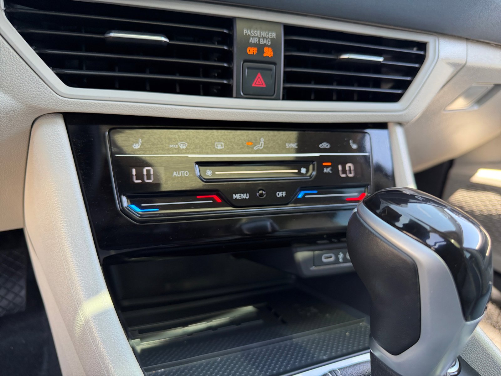 Certified 2025 Volkswagen Jetta SE w/ Sunroof Package image 12