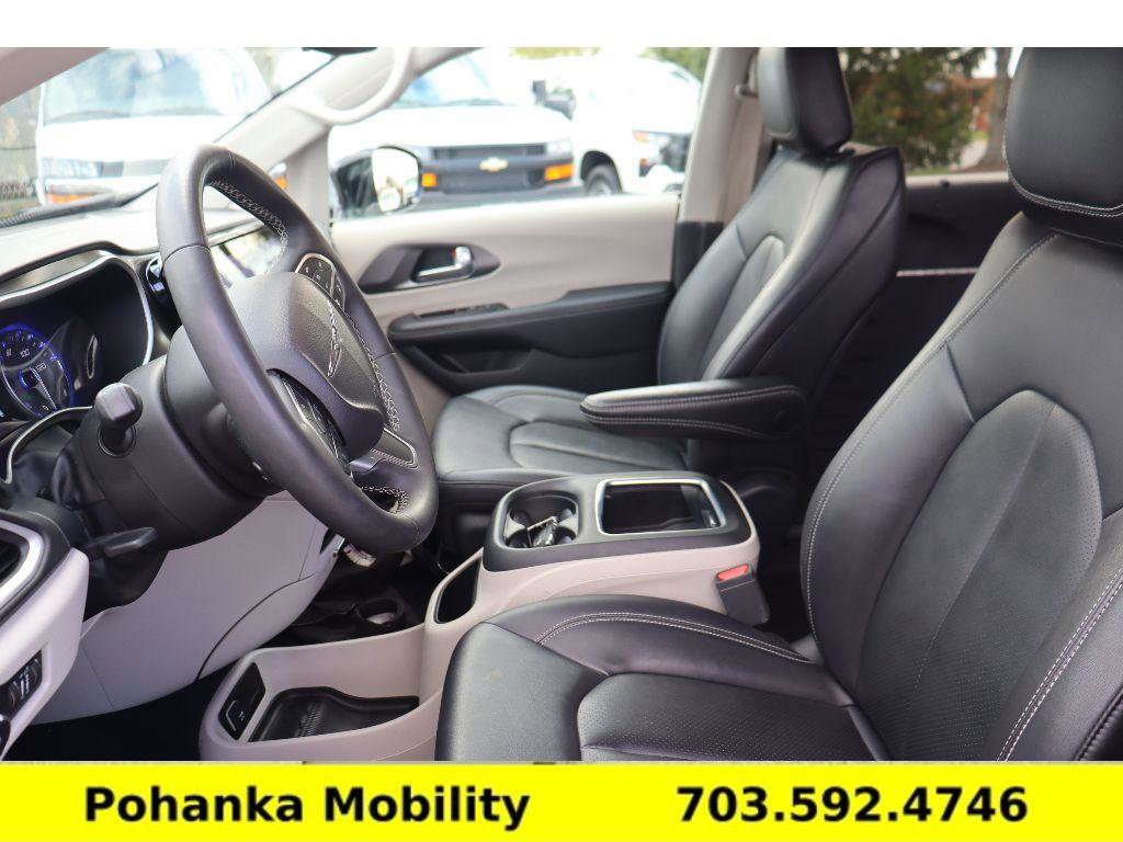 Used 2024 Chrysler Pacifica Touring-L image 27