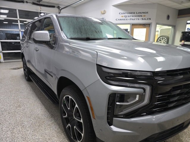 Used 2025 Chevrolet Suburban RST image 3