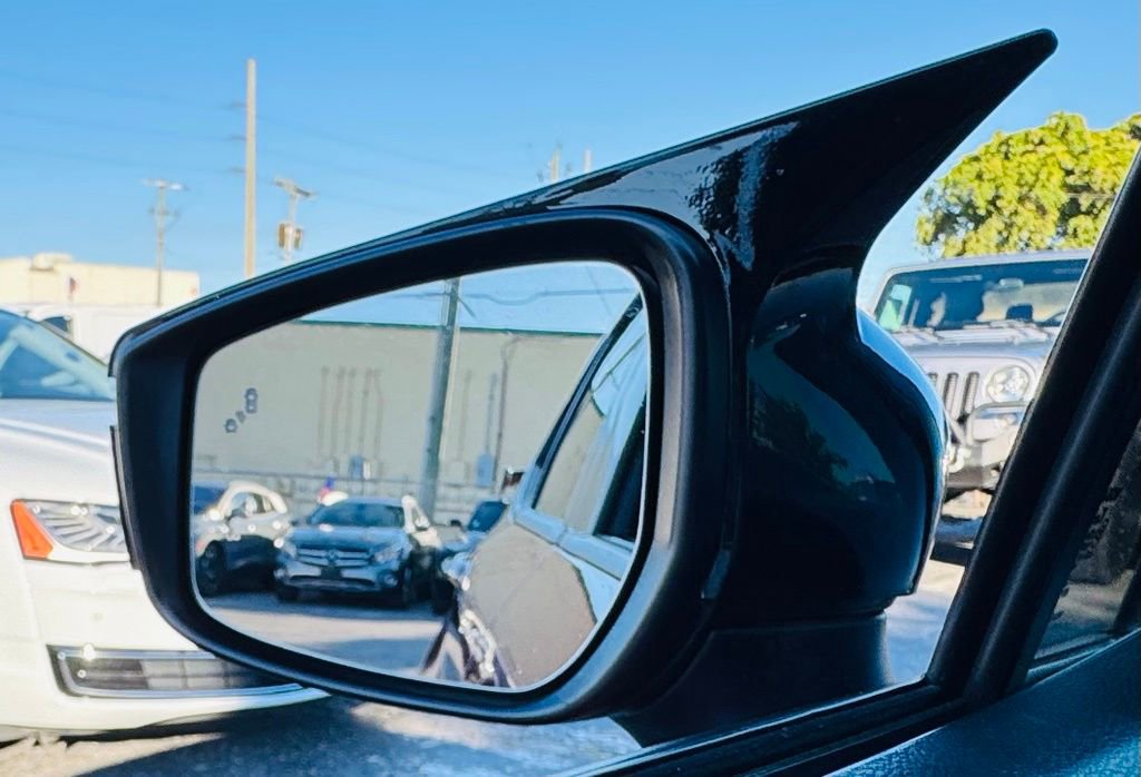 Used 2020 Nissan Versa SV image 15