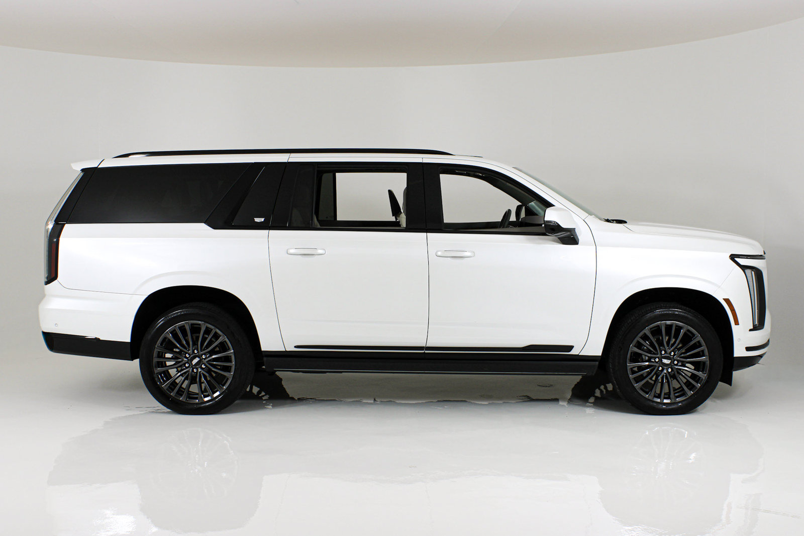Used 2025 Cadillac Escalade ESV Sport Platinum RWD image 7