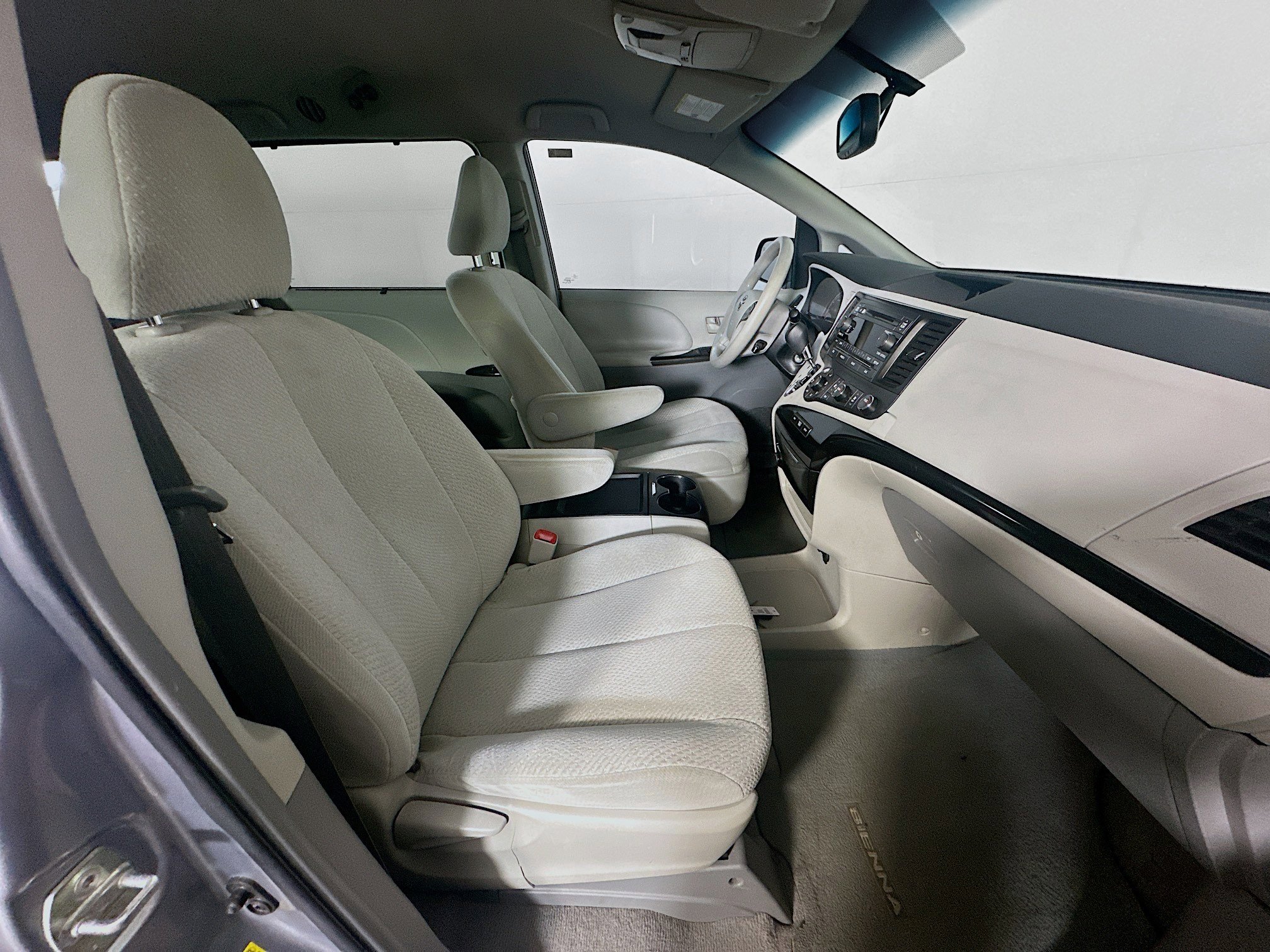 Used 2011 Toyota Sienna LE FWD image 30