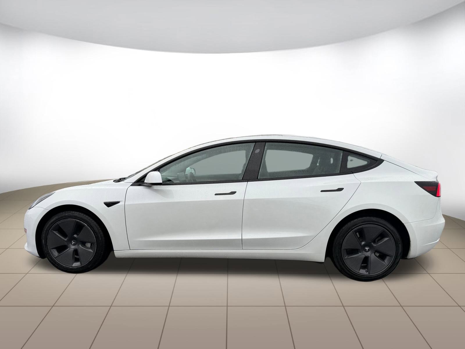 Used 2023 Tesla Model 3 Standard Range image 4