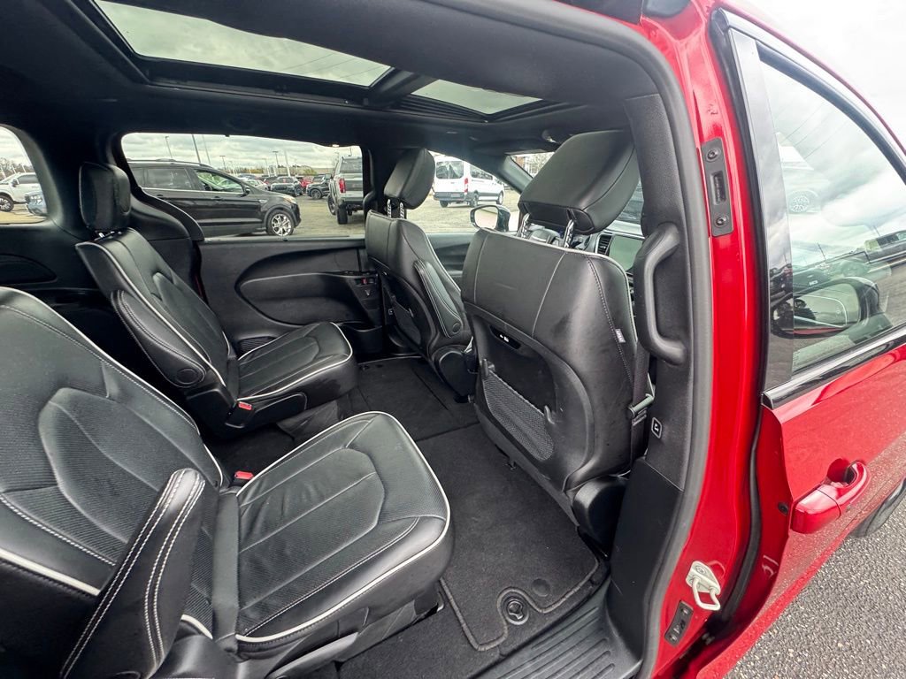 Used 2025 Chrysler Pacifica Limited FWD image 18