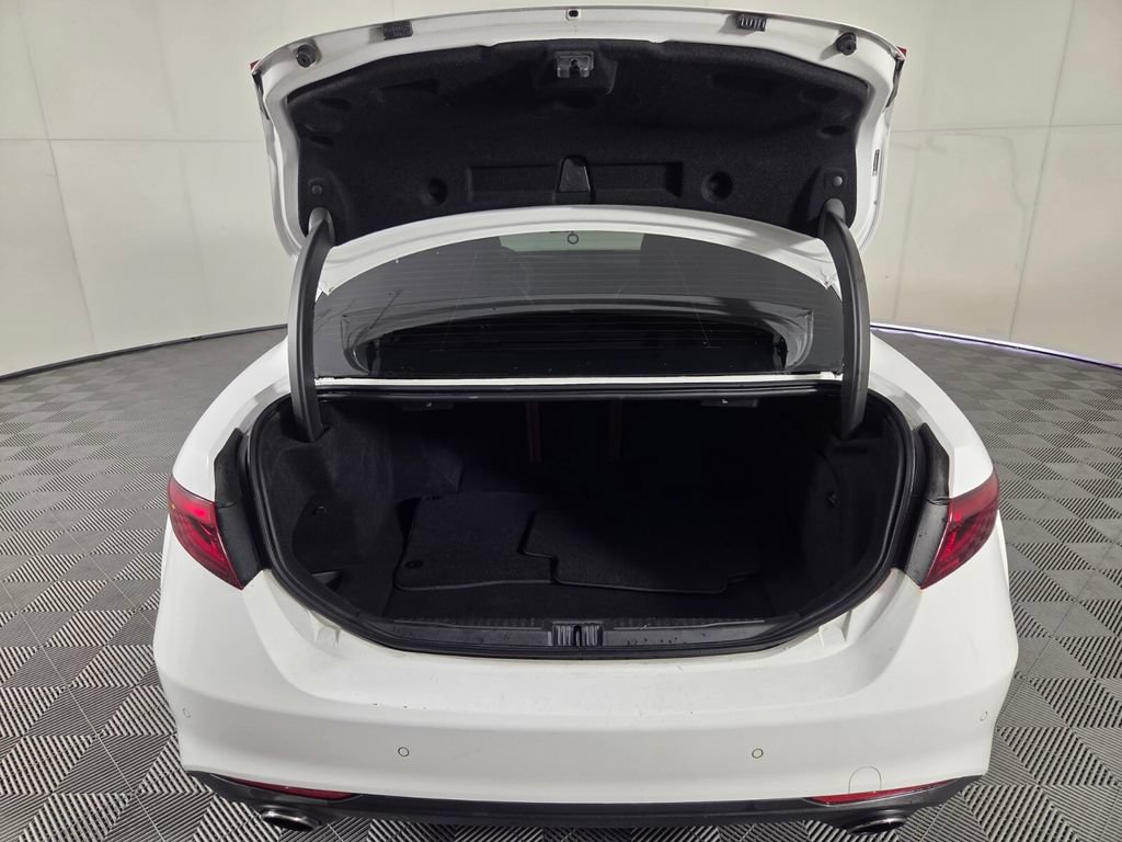 Used 2020 Alfa Romeo Giulia RWD image 25