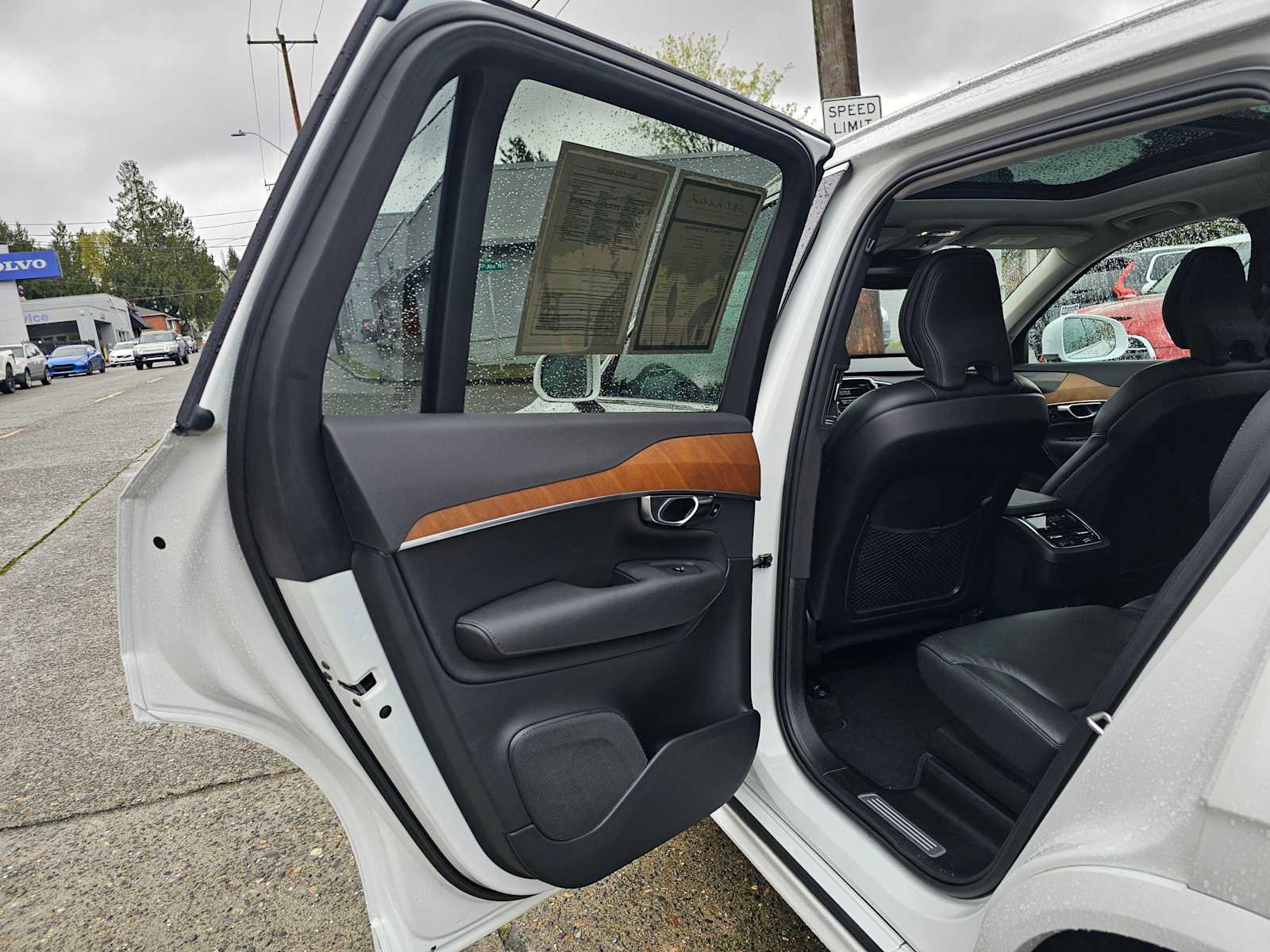 Used 2022 Volvo XC90 T6 Momentum w/ Advanced Package AWD/4WD image 17