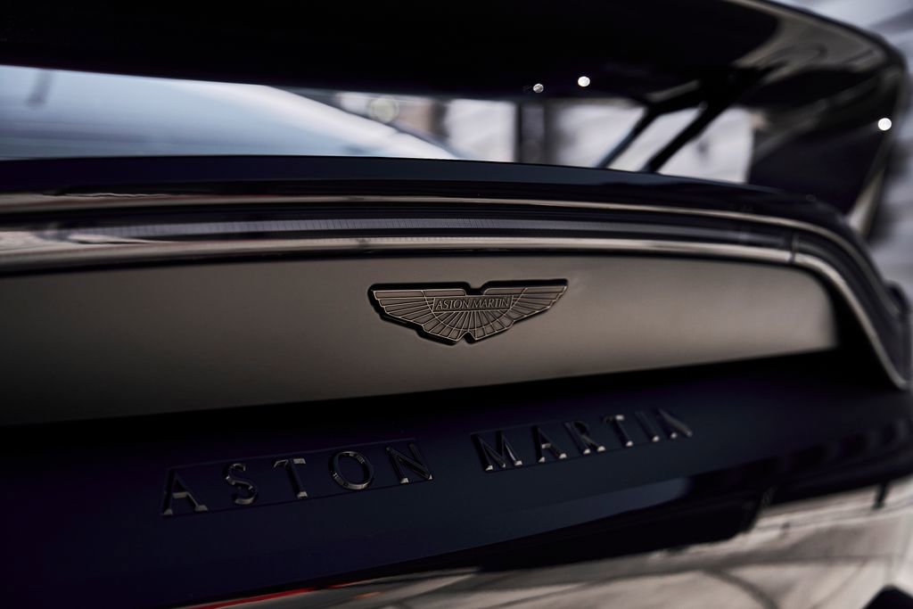 Used 2023 Aston Martin V12 Vantage RWD image 16