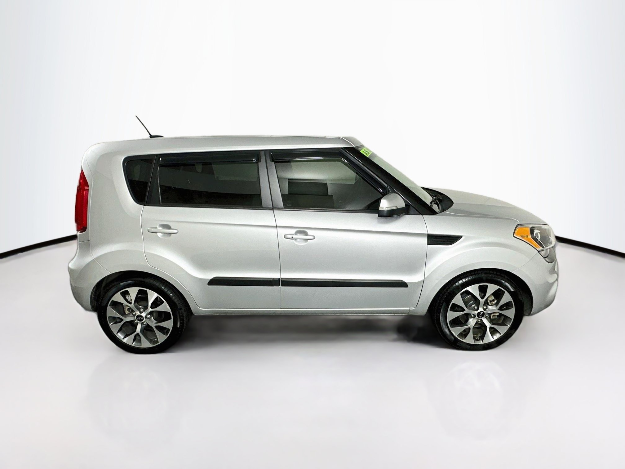 Used 2013 Kia Soul ! w/ Premium Pkg FWD image 10
