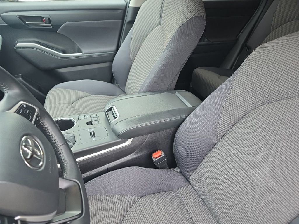 Used 2024 Toyota Highlander LE image 23