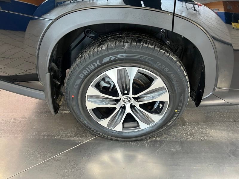 Used 2023 Toyota Highlander XLE AWD/4WD image 9