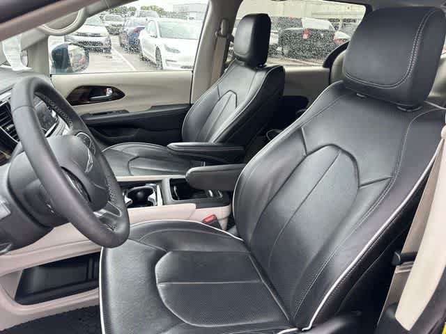 Used 2022 Chrysler Pacifica Limited FWD image 3