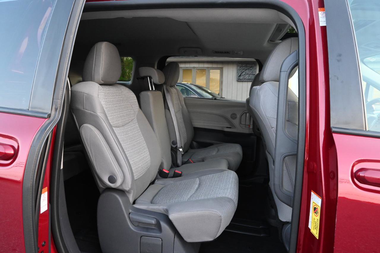 Used 2021 Toyota Sienna LE w/ LE Plus Package FWD image 31