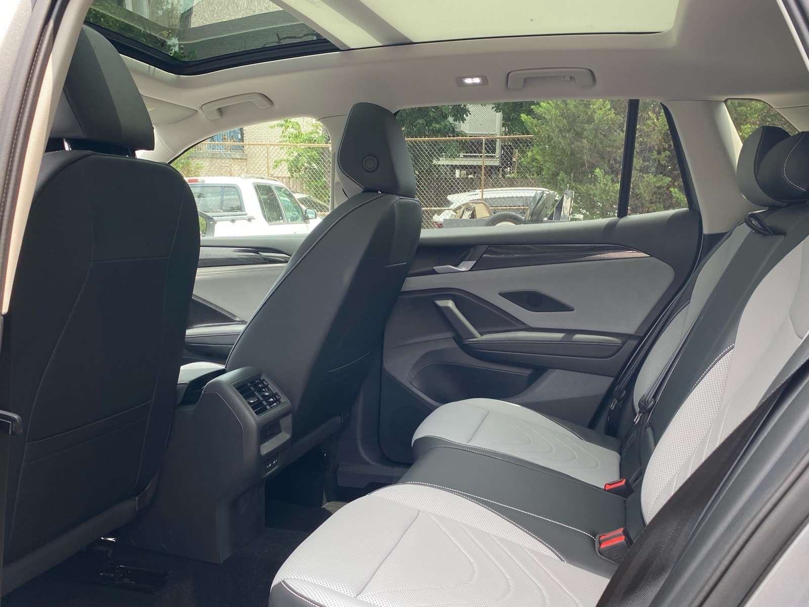 Used 2025 Volkswagen Tiguan SE AWD/4WD image 17