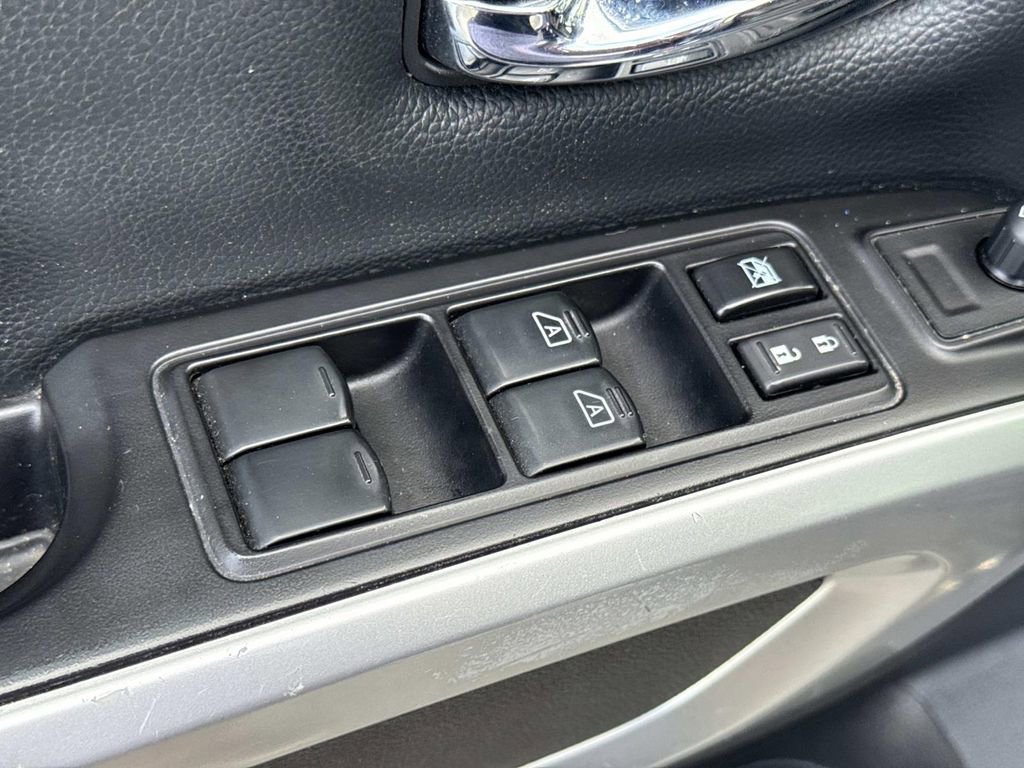 Used 2018 Nissan Titan SV w/ SV Convenience Package RWD image 18