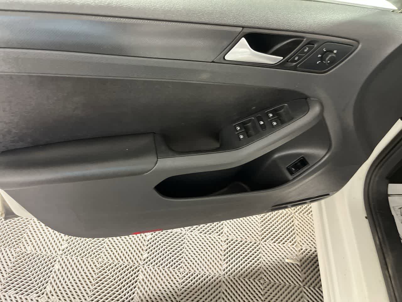 Used 2014 Volkswagen Jetta SE FWD image 12