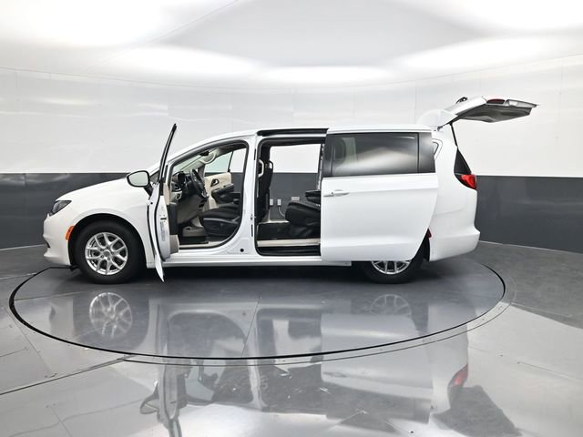 Used 2023 Chrysler Voyager LX image 54