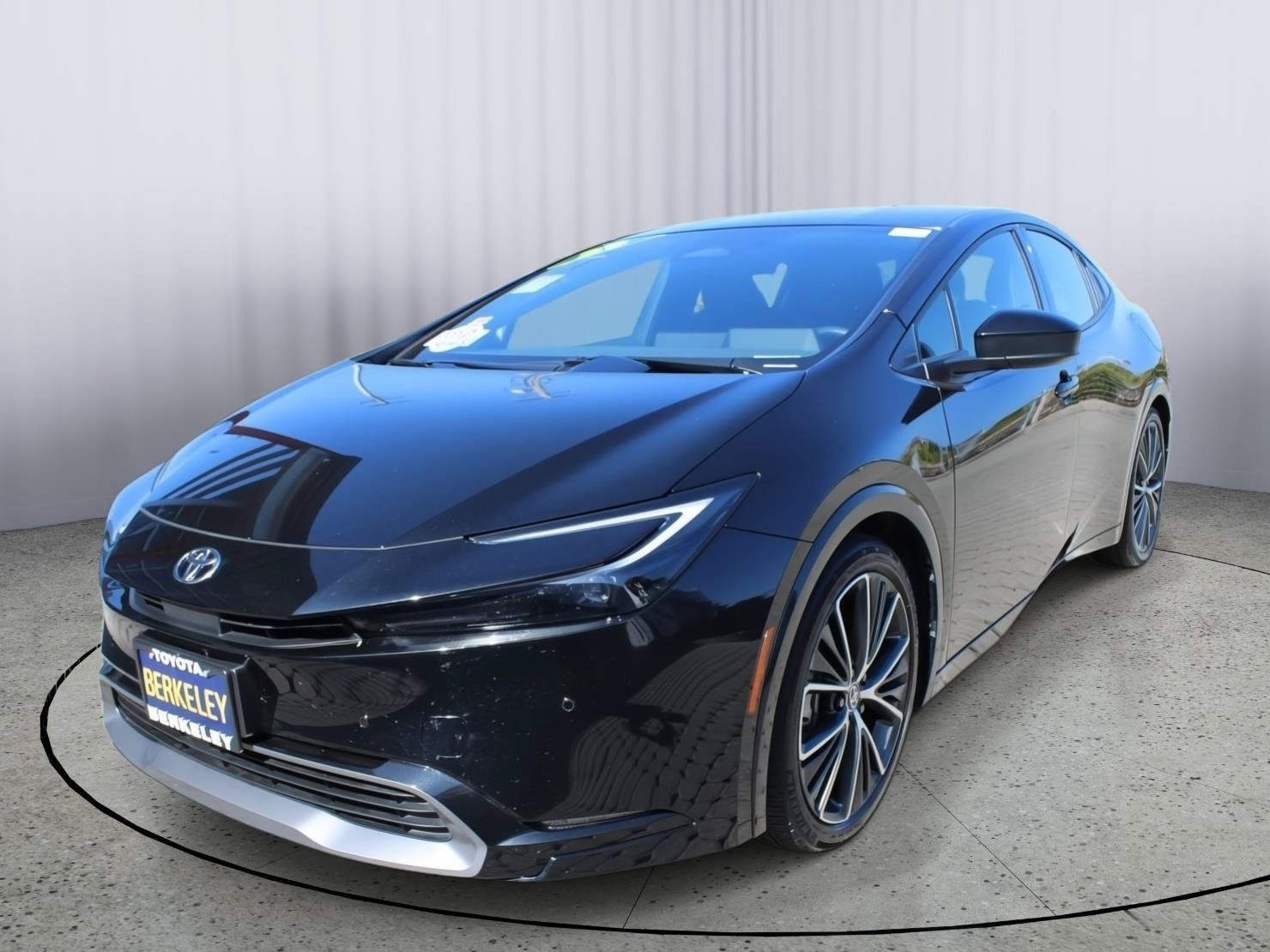 Used 2025 Toyota Prius XLE FWD image 4