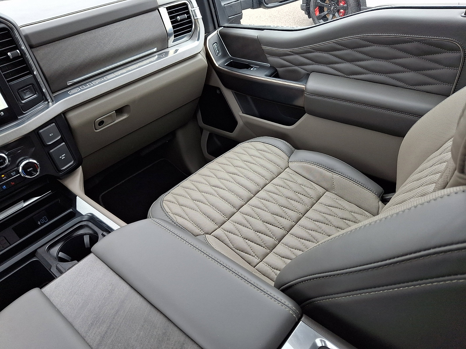 Certified 2025 Ford F350 Platinum w/ Platinum Plus Package image 15