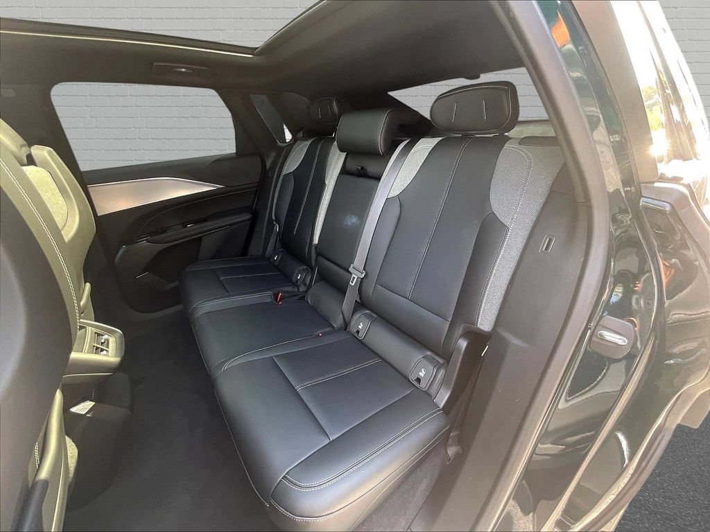 Used 2024 Cadillac Lyriq Tech RWD image 21