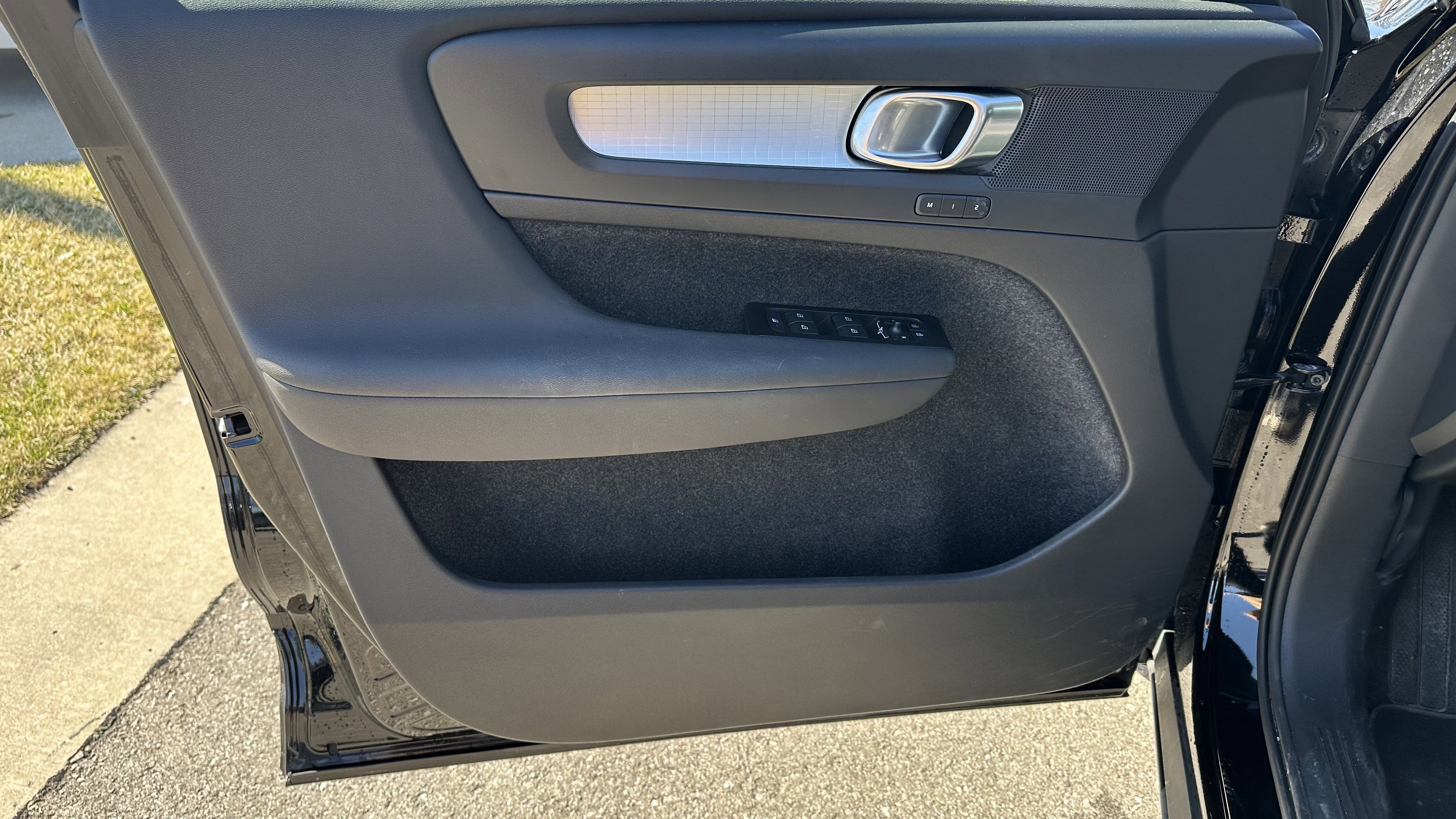 Used 2022 Volvo XC40 T5 Momentum w/ Premium Package image 16