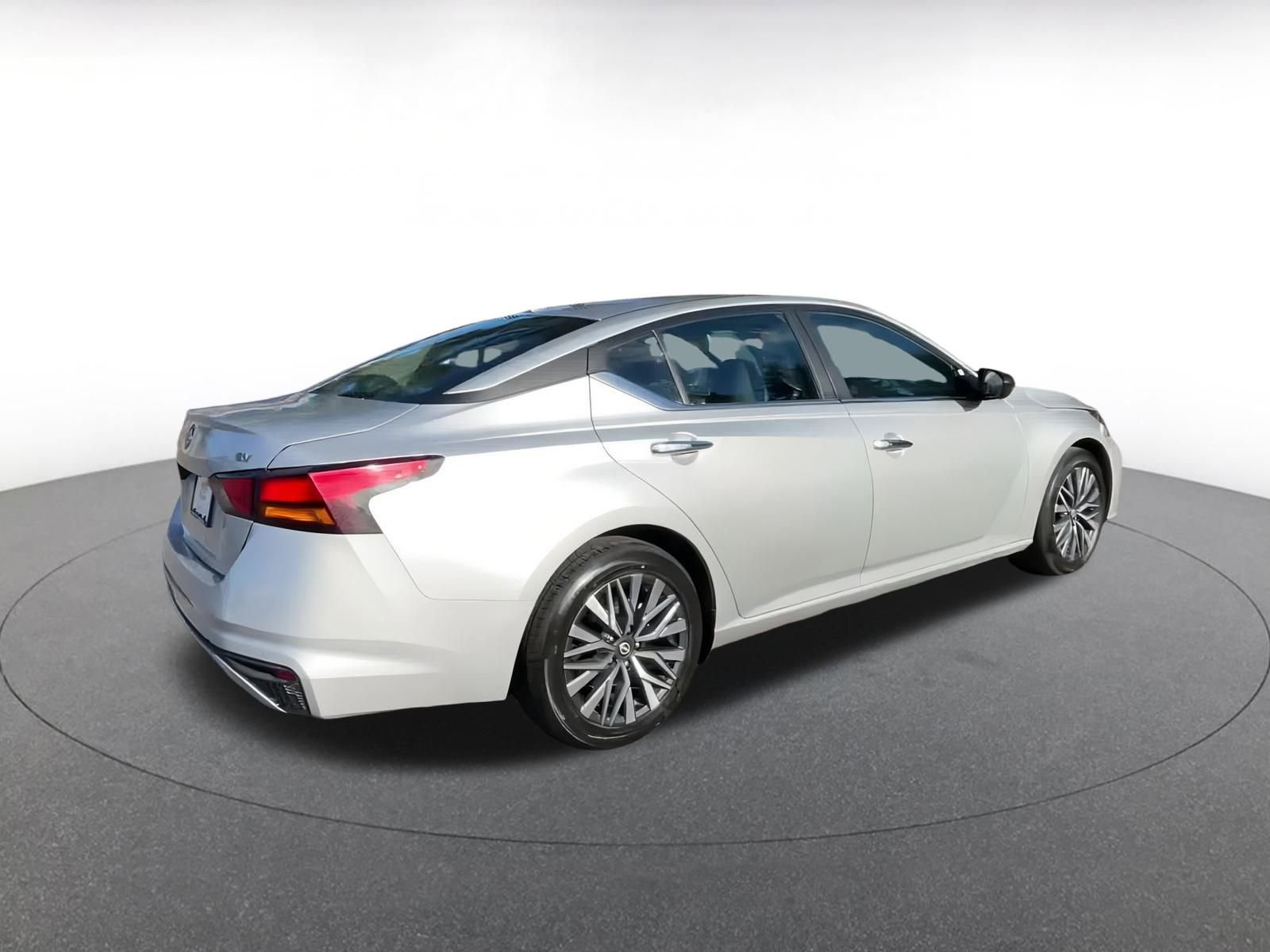 Used 2024 Nissan Altima 2.5 SV image 12