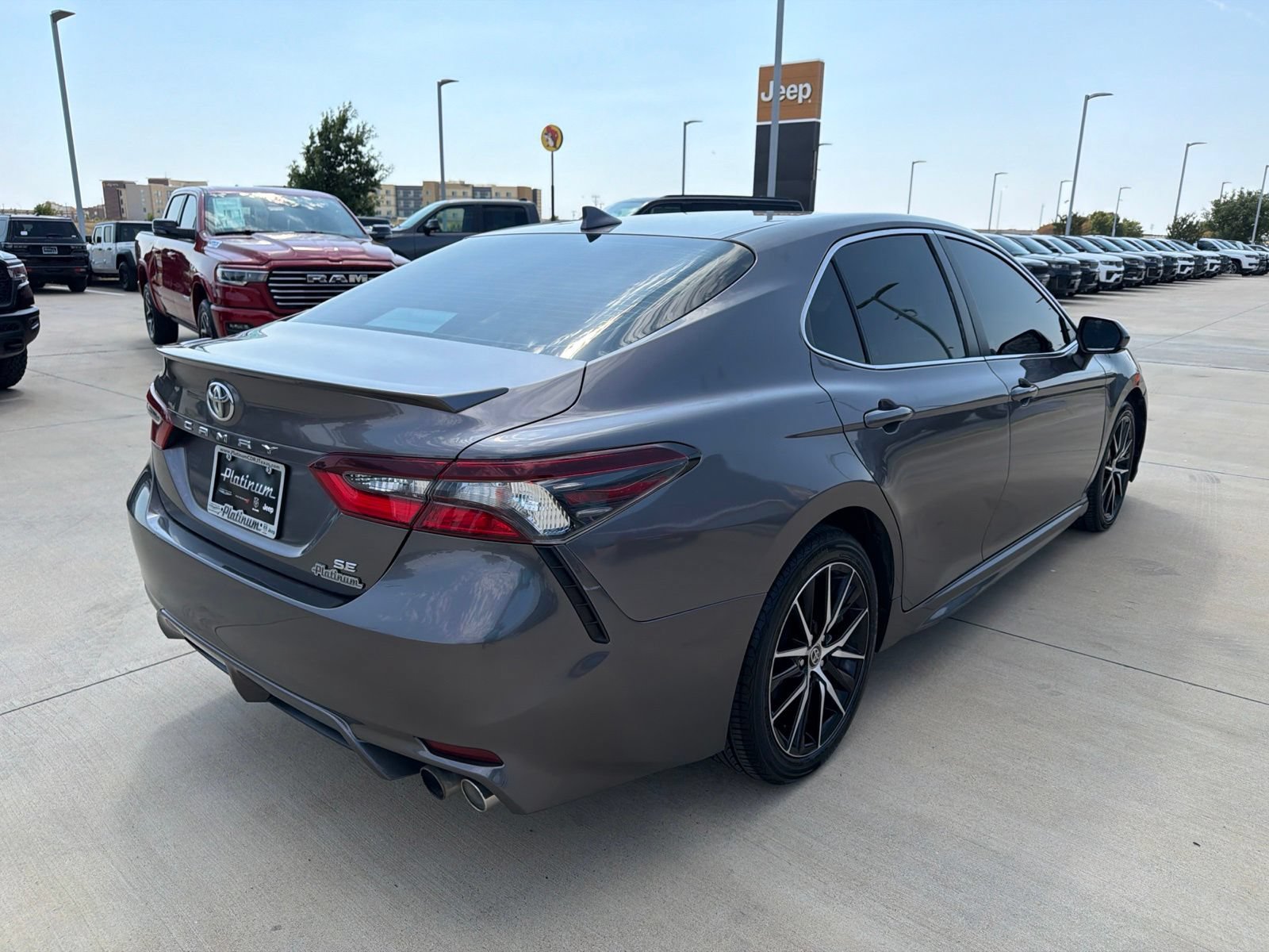 Used 2021 Toyota Camry SE FWD image 5