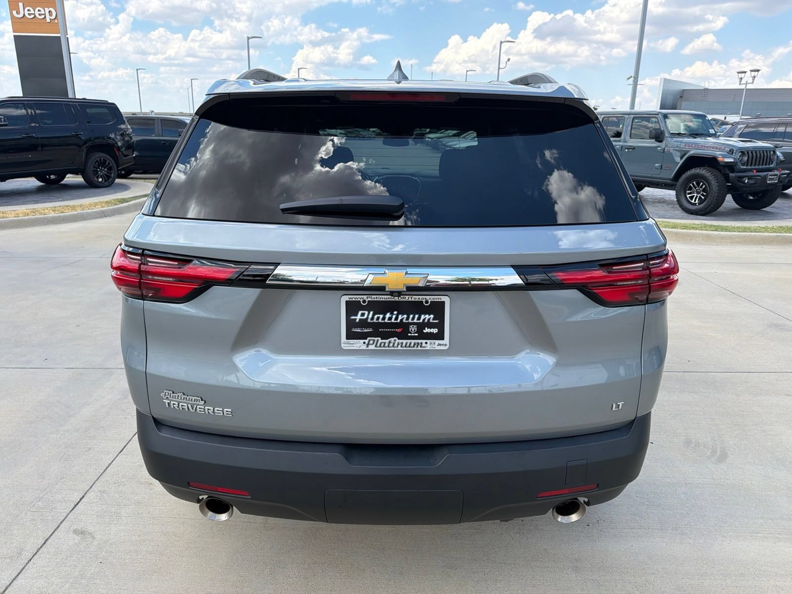 Used 2023 Chevrolet Traverse LT FWD image 4
