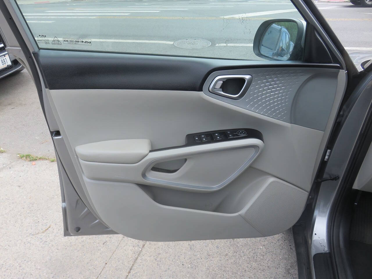 Used 2023 Kia Soul LX w/ LX Technology Package FWD image 24