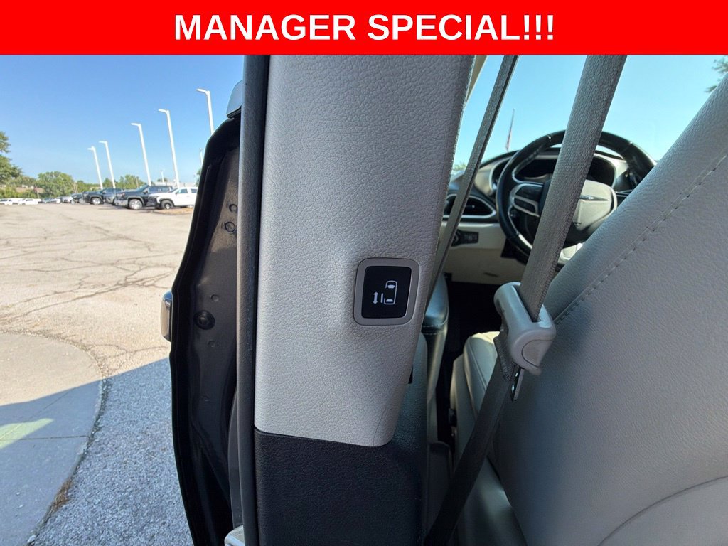 Used 2021 Chrysler Pacifica Touring-L FWD image 19