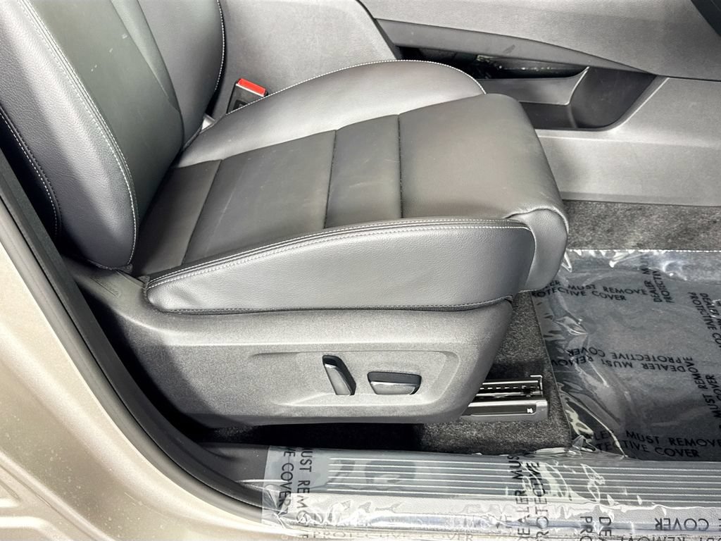 Used 2025 Nissan Rogue SL AWD/4WD image 36