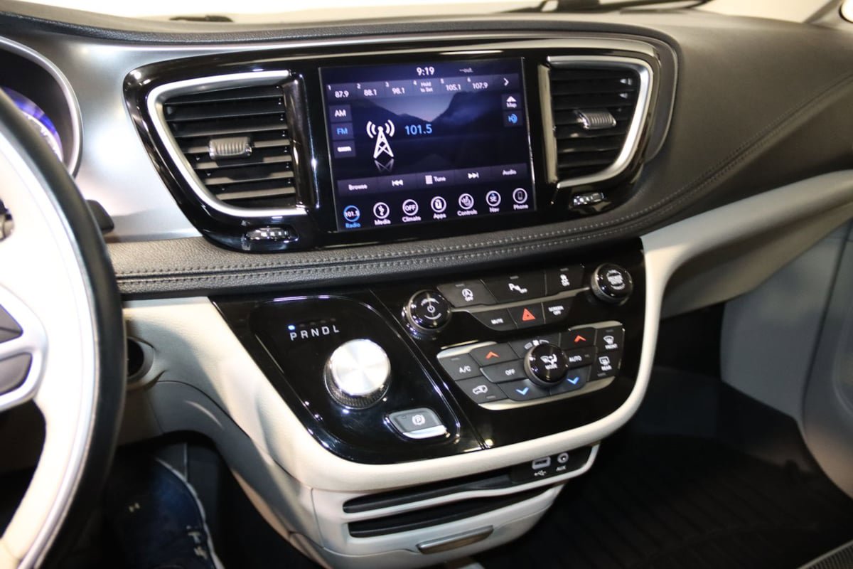 Used 2018 Chrysler Pacifica Limited FWD image 45
