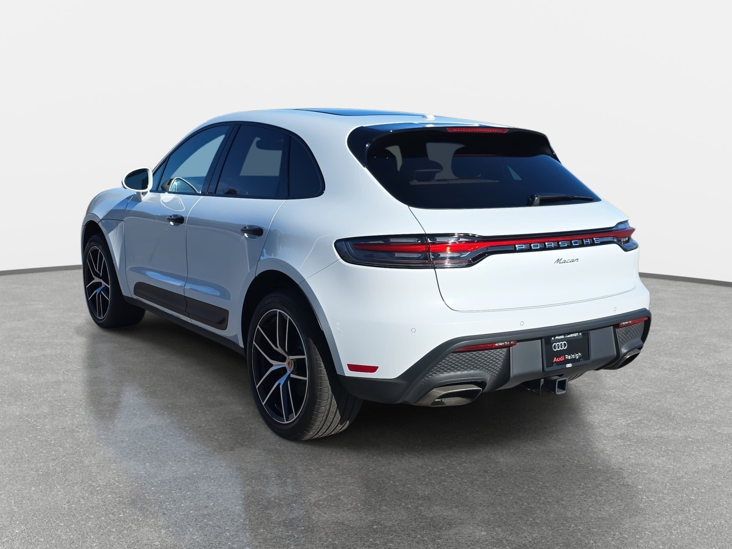 Used 2022 Porsche Macan Base image 7