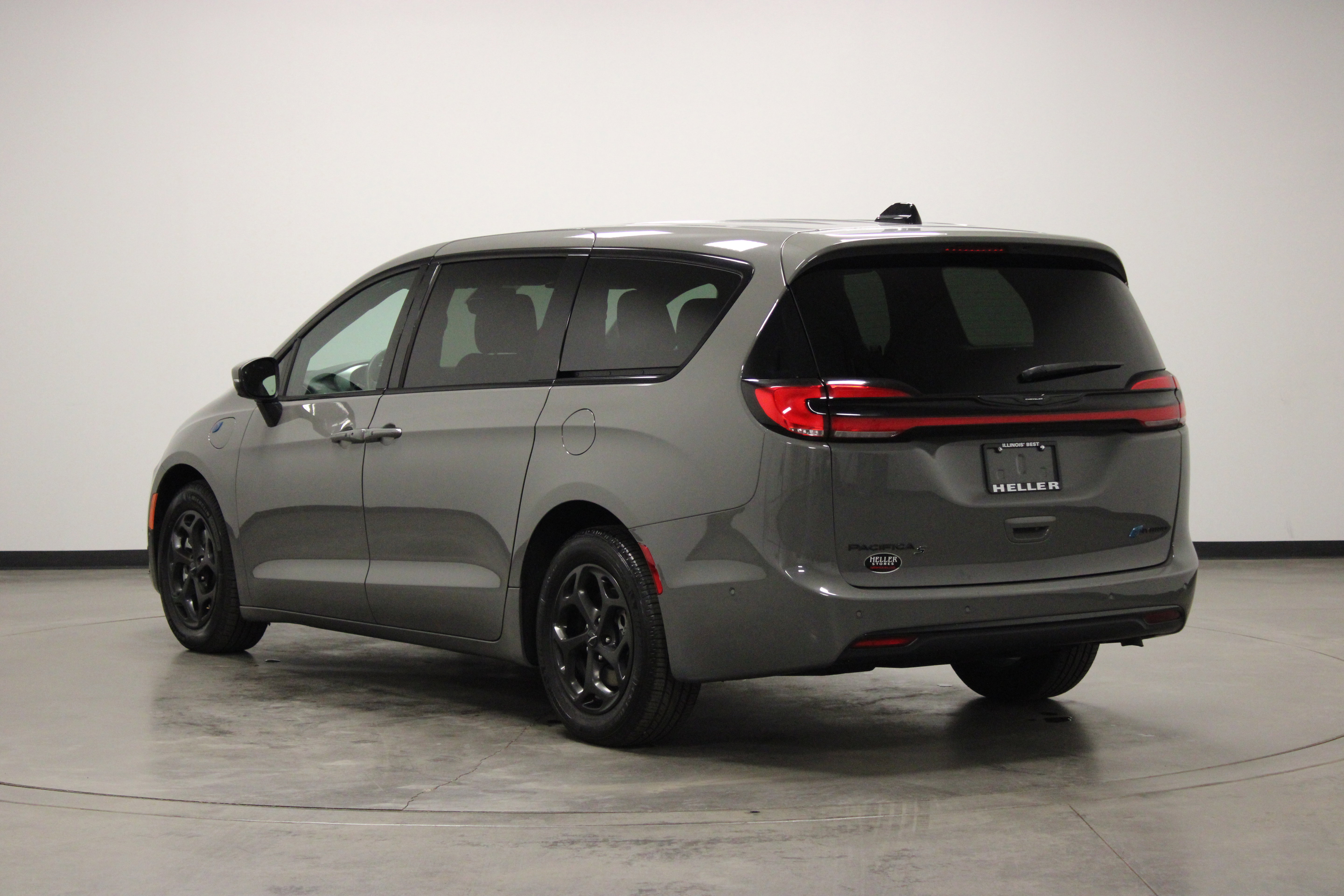Used 2023 Chrysler Pacifica Touring-L w/ S Appearance Package FWD image 6