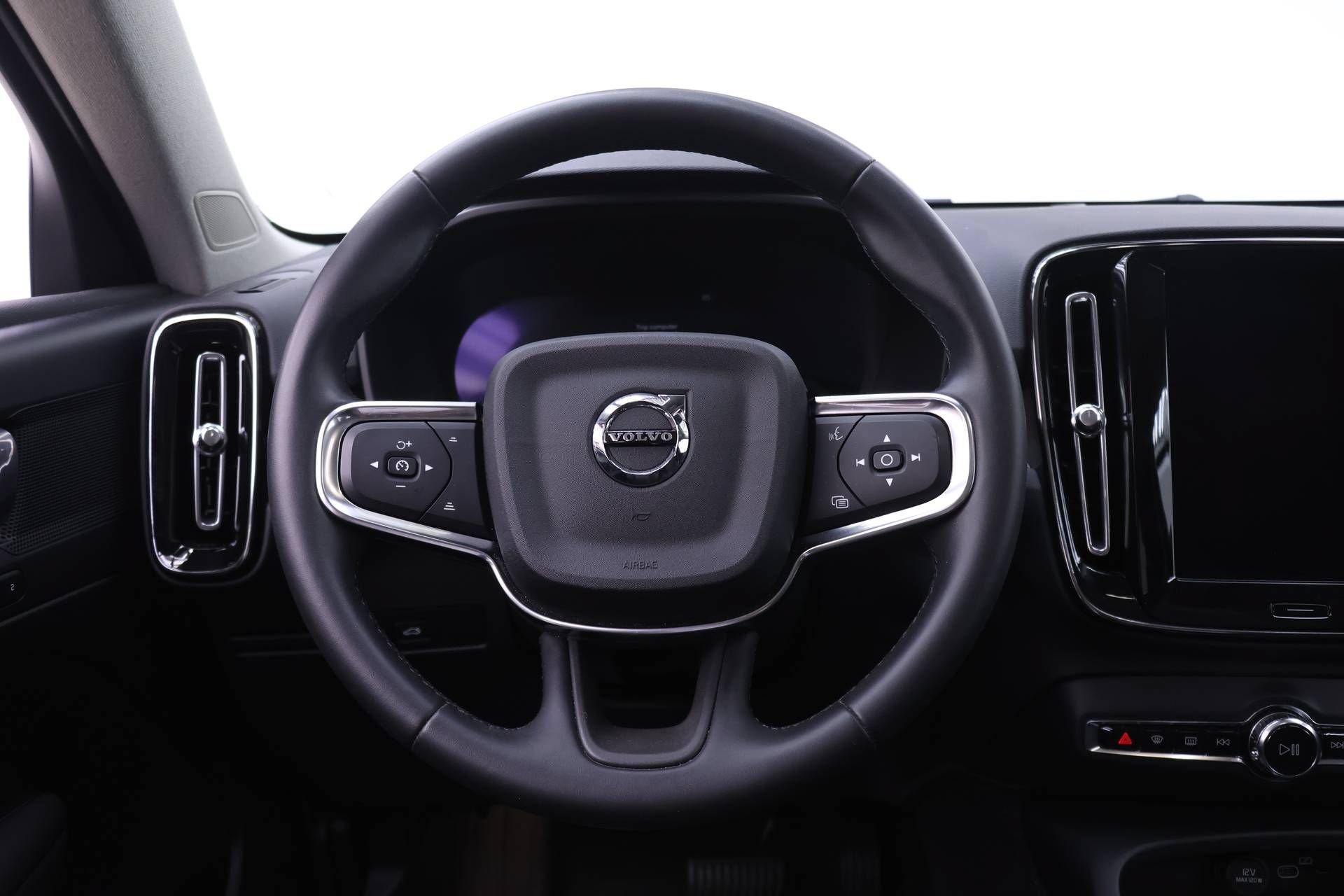 Certified 2024 Volvo XC40 B5 Plus w/ Climate Package AWD/4WD image 17