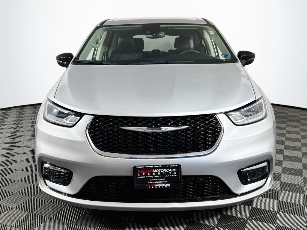 Used 2024 Chrysler Pacifica Touring-L FWD image 2