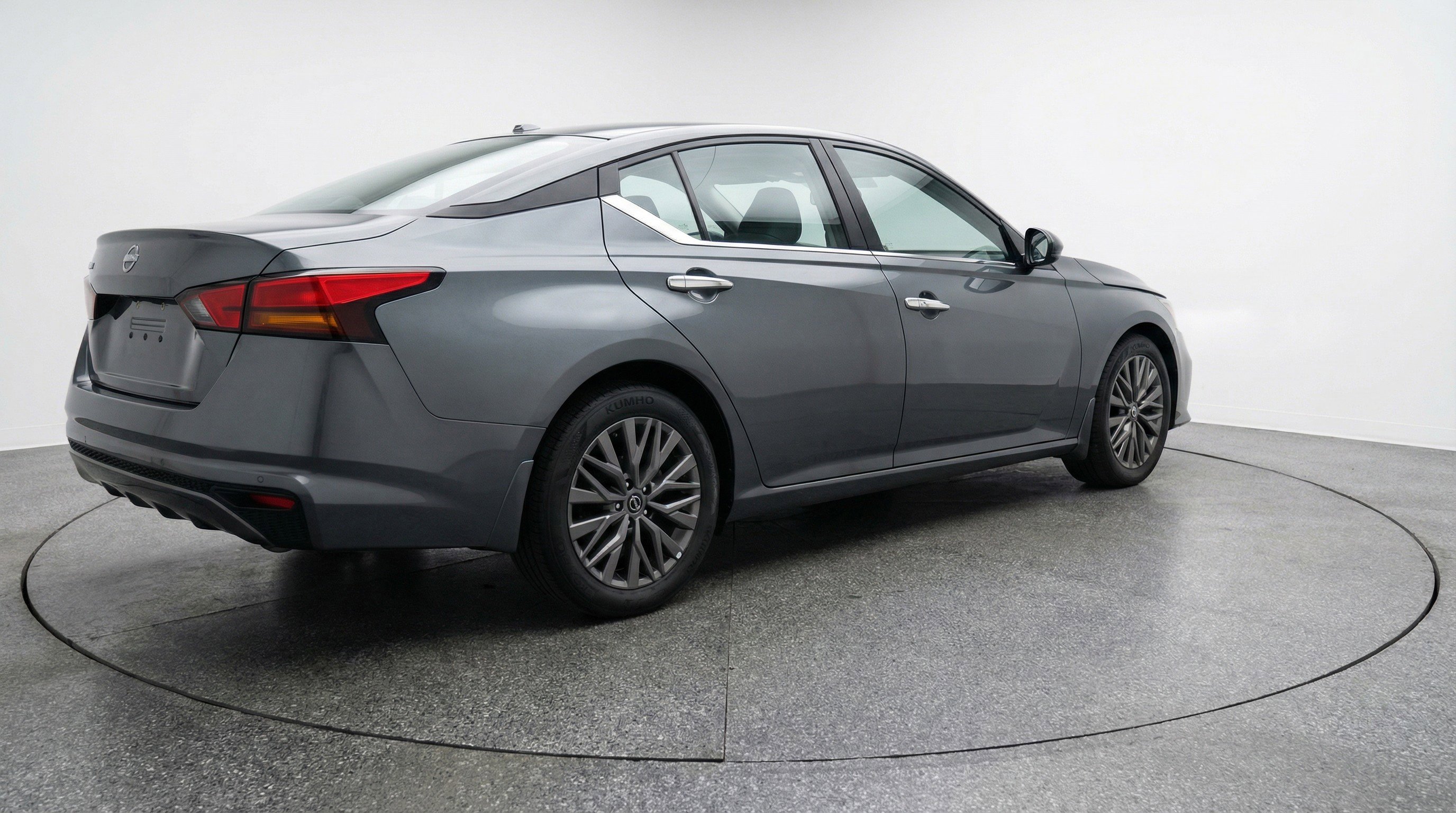 Used 2025 Nissan Altima 2.5 SV image 9