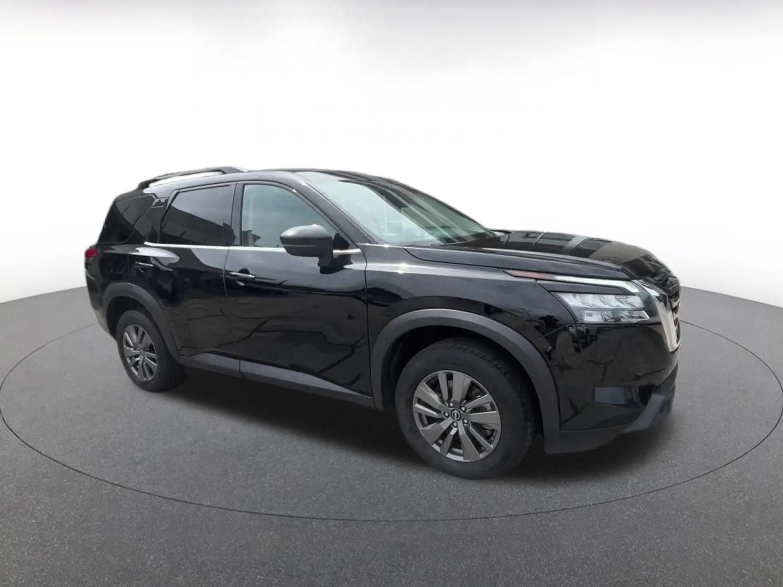 Used 2025 Nissan Pathfinder SV FWD image 2