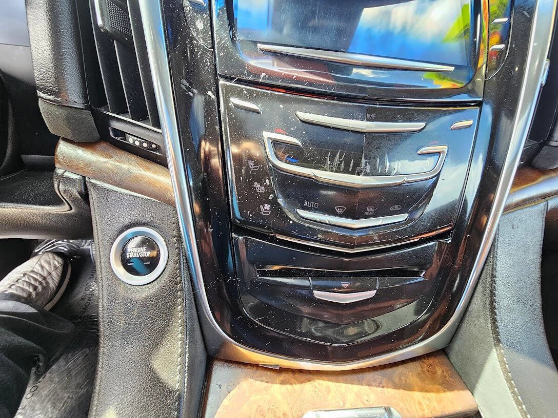 Used 2015 Cadillac Escalade Luxury image 28