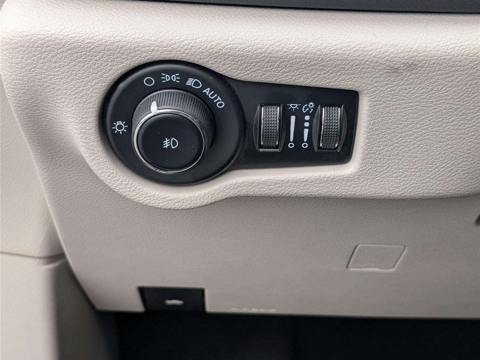 Used 2023 Chrysler Pacifica Touring-L FWD image 21