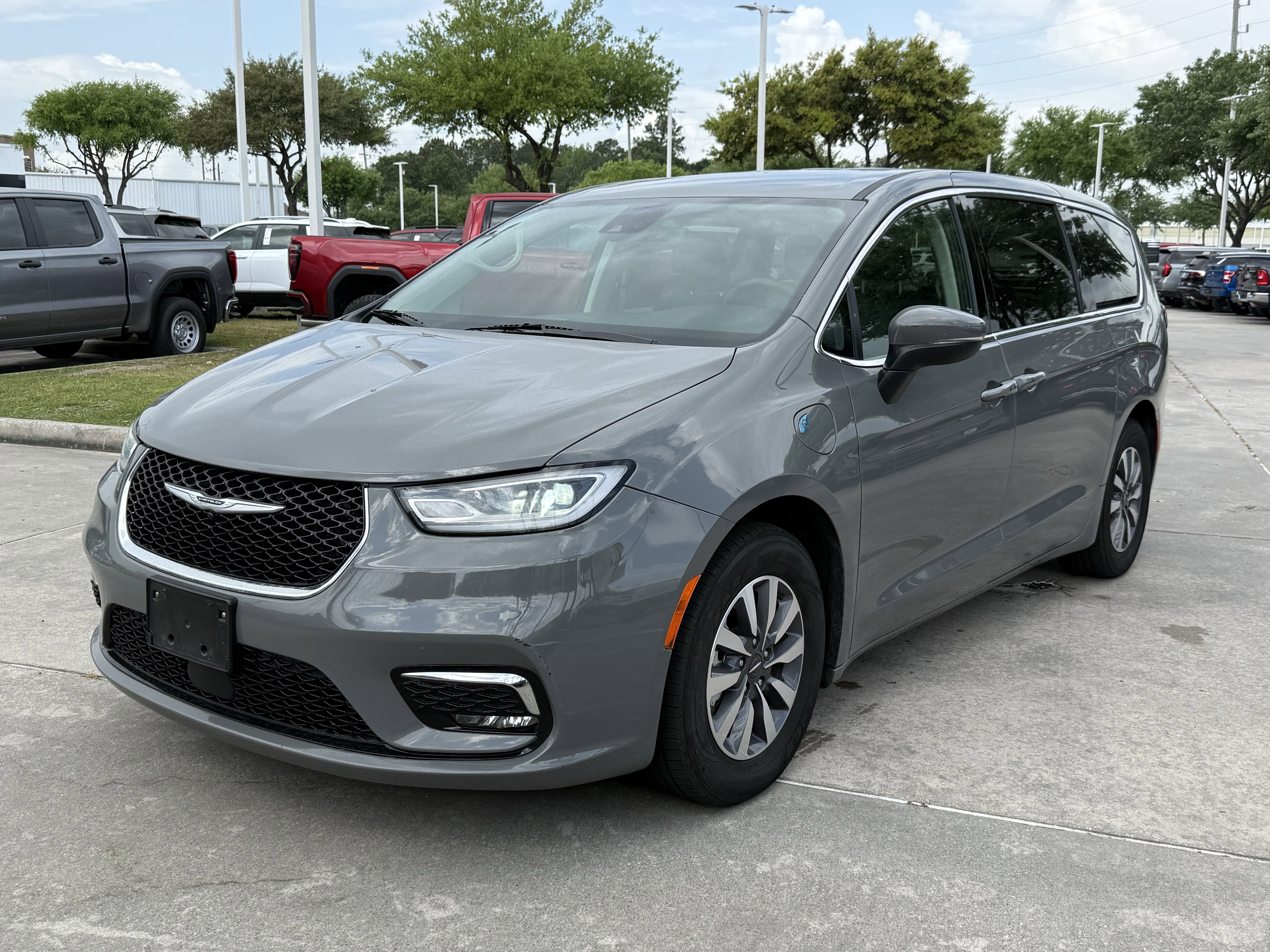 Used 2023 Chrysler Pacifica Touring-L image 11