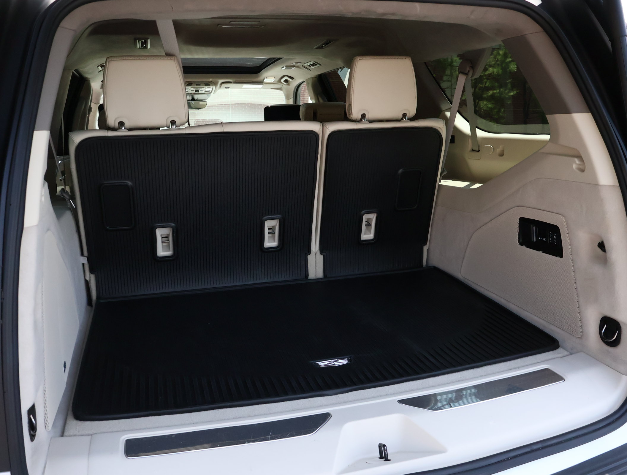 Used 2024 Cadillac Escalade ESV Sport Platinum w/ LPO, ONYX Package AWD/4WD image 32