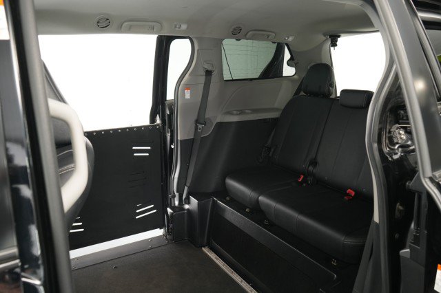Used 2020 Toyota Sienna SE FWD image 56