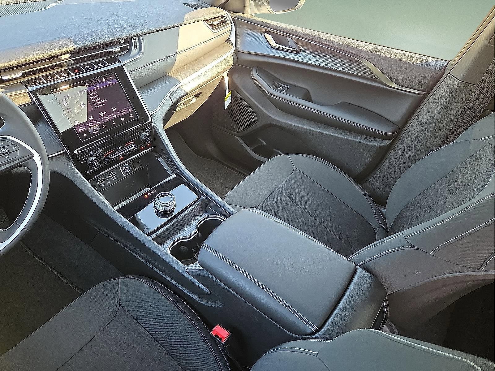 Used 2025 Jeep Grand Cherokee L Laredo image 13