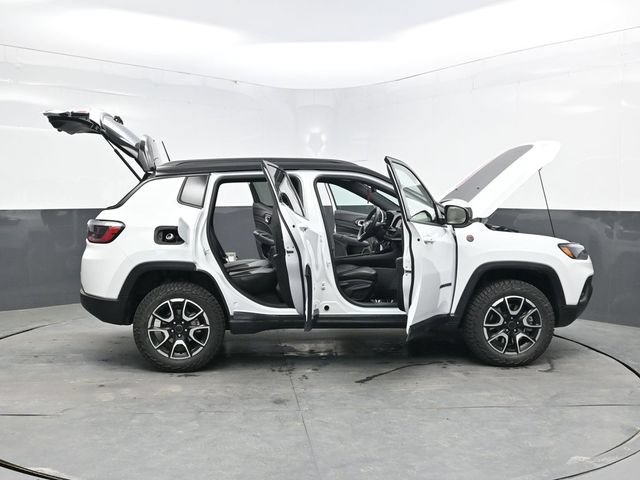 Used 2025 Jeep Compass Trailhawk AWD/4WD image 42